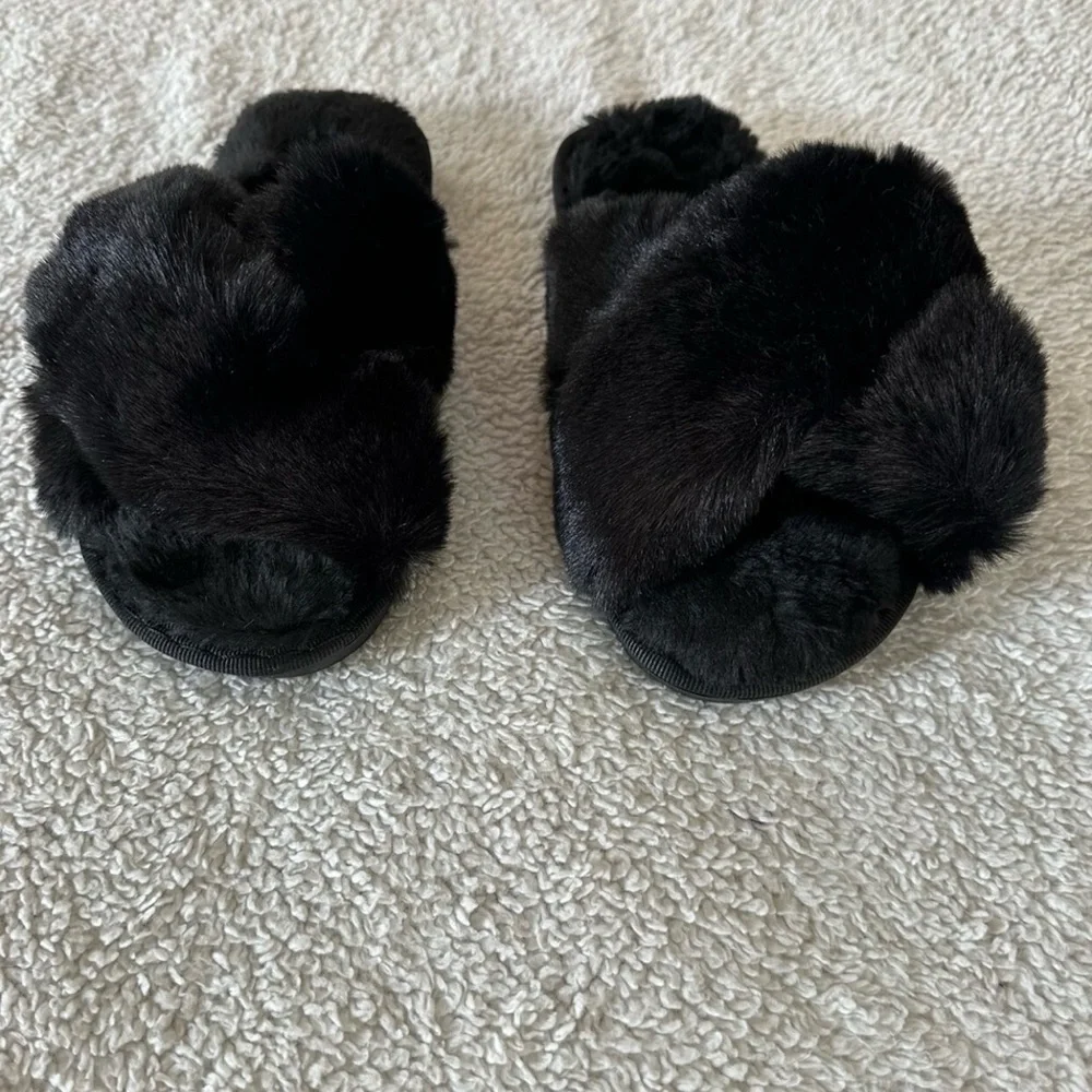 Girls Fuzzy Black Slippers